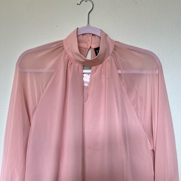 Beautiful blouse new with tag - Picture 2 of 8